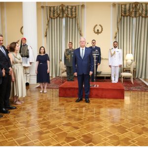 Προεδρικό Μέγαρο: Μόνο τρεις πολιτικοί αρχηγοί στη δεξίωση για την Αποκατάσταση της Δημοκρατίας - Τα "πηγαδάκια" και οι ηχηρές απουσίες
