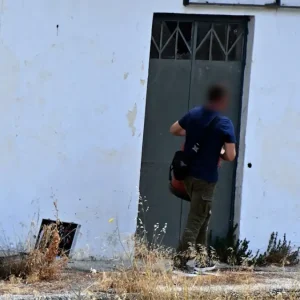 Άργος: Συγκλονίζει η μητέρα του 20χρονου που δέχτηκε 13 σφαίρες από αστυνομικούς – «Τον σκοτώσανε, με μηχανήματα λειτουργεί το σώμα του»