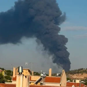 Φωτιά σε επιχείρηση στον Ασπρόπυργο: Μήνυμα του 112 προς τους κατοίκους να απομακρυνθούν από την περιοχή