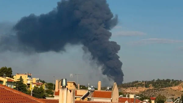 Φωτιά σε επιχείρηση στον Ασπρόπυργο: Μήνυμα του 112 προς τους κατοίκους να απομακρυνθούν από την περιοχή