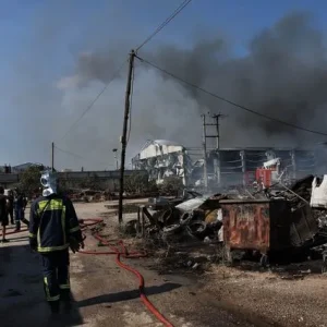 Έντεκα τραυματίες από τη μεγάλη φωτιά στον Ασπρόπυργο - Ανησυχία για τη δεξαμενή προπανίου