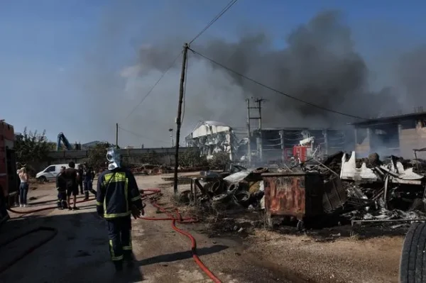 Έντεκα τραυματίες από τη μεγάλη φωτιά στον Ασπρόπυργο - Ανησυχία για τη δεξαμενή προπανίου