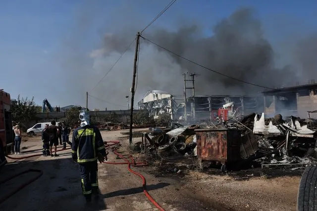 Έντεκα τραυματίες από τη μεγάλη φωτιά στον Ασπρόπυργο - Ανησυχία για τη δεξαμενή προπανίου
