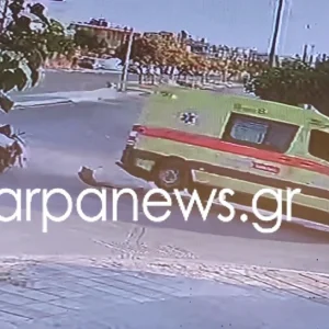 Η στιγμή που το ασθενοφόρο του ΕΚΑΒ συγκρούστηκε με το ΙΧ στα Χανιά και τούμπαρε λίγα μέτρα από το νοσοκομείο