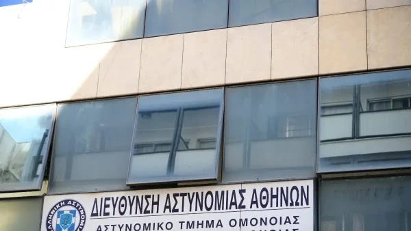 Ελεύθεροι οι δύο αστυνομικοί για το βιασμό της 19χρονης στο ΑΤ Ομονοίας – Οι ποινές που τους επιβλήθηκαν