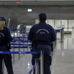 Συνελήφθη στο «Ελευθέριος Βενιζέλος» 71χρονος με ερυθρά αγγελία του Περού για βιασμό ανηλίκου