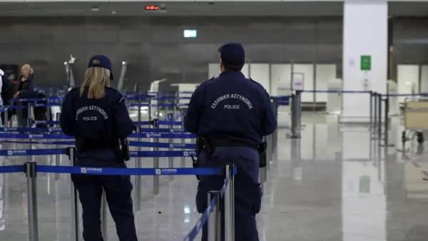 Συνελήφθη στο «Ελευθέριος Βενιζέλος» 71χρονος με ερυθρά αγγελία του Περού για βιασμό ανηλίκου