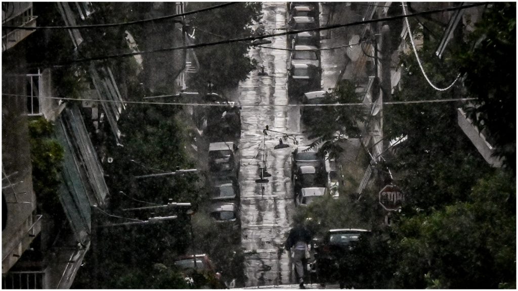 Η κακοκαιρία χτυπά την Αττική με καταιγίδες, κεραυνούς και μπουρίνια - Χάος στους δρόμους της Αθήνας - Δείτε βίντεο