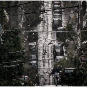 Η κακοκαιρία χτυπά την Αττική με καταιγίδες, κεραυνούς και μπουρίνια - Χάος στους δρόμους της Αθήνας - Δείτε βίντεο