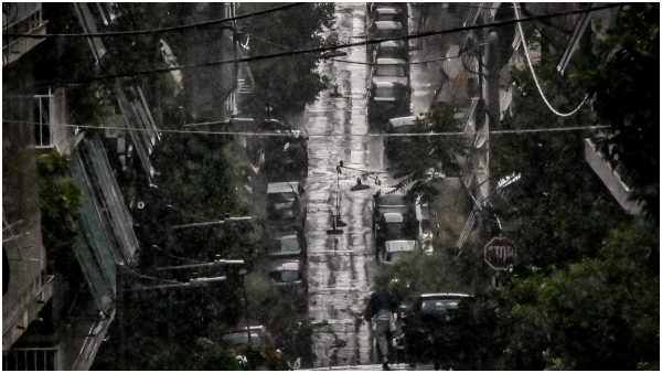 Η κακοκαιρία χτυπά την Αττική με καταιγίδες, κεραυνούς και μπουρίνια - Χάος στους δρόμους της Αθήνας - Δείτε βίντεο