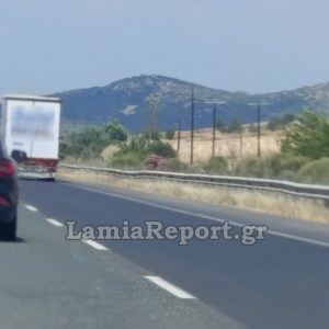 Δεν χωρούσε η βαλίτσα στο πορτμπαγκάζ και είπε να τη βάλει στον ουρανό!