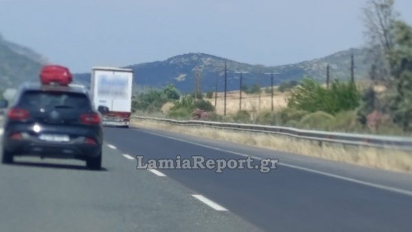 Δεν χωρούσε η βαλίτσα στο πορτμπαγκάζ και είπε να τη βάλει στον ουρανό!