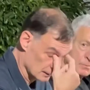 Συγκινημένος ο Γιώργος Μπαρτζώκας στη Δραπετσώνα: «Ήθελα να έρθω για να αποτίσω φόρο τιμής στον πατέρα μου»