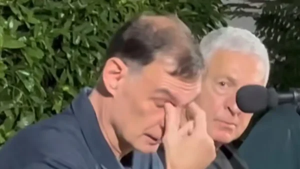 Συγκινημένος ο Γιώργος Μπαρτζώκας στη Δραπετσώνα: «Ήθελα να έρθω για να αποτίσω φόρο τιμής στον πατέρα μου»