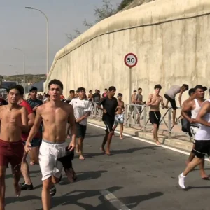 Τουλάχιστον εννιά νεκροί κατά τη μαζική απόβαση παράνομων μεταναστών στη Θέουτα, στέλνει τον στρατό ο Σάντσεθ, βίντεο