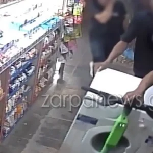 Στα Χανιά γράφουν νέους κανόνες: Μετέφεραν πλυντήριο πάνω σε ηλεκτρικό πατίνι