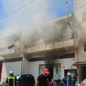 Φωτιά στα Χανιά: Κάηκε σπίτι πρώτου ορόφου, οι φλόγες επεκτάθηκαν σε αποθήκη χαρτικών