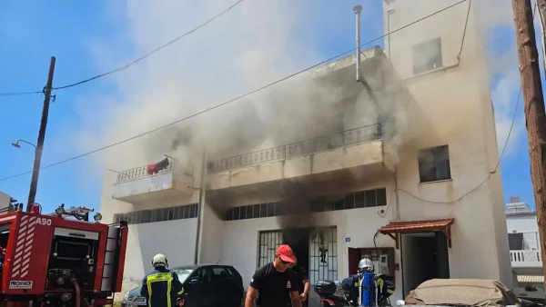 Φωτιά στα Χανιά: Κάηκε σπίτι πρώτου ορόφου, οι φλόγες επεκτάθηκαν σε αποθήκη χαρτικών