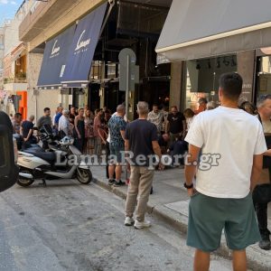 Λαμία: Γυναίκα «έσβησε» περπατώντας στο κέντρο της πόλης - Προσπάθησαν να την επαναφέρουν αλλά δεν τα κατάφεραν (ΒΙΝΤΕΟ)