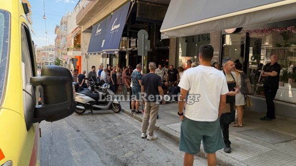 Λαμία: Γυναίκα «έσβησε» περπατώντας στο κέντρο της πόλης - Προσπάθησαν να την επαναφέρουν αλλά δεν τα κατάφεραν (ΒΙΝΤΕΟ)