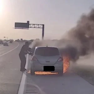 Αστυνομικός έσωσε οδηγό από φλεγόμενο όχημα δευτερόλεπτα πριν από την έκρηξη (ΒΙΝΤΕΟ)