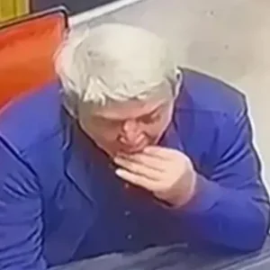 Παρίστανε τον πελάτη σε κοσμηματοπωλείο και κατάπιε δαχτυλίδι 40.000 ευρώ... για να το κλέψει!