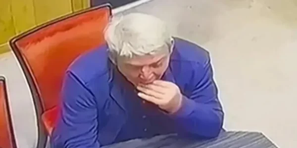 Παρίστανε τον πελάτη σε κοσμηματοπωλείο και κατάπιε δαχτυλίδι 40.000 ευρώ... για να το κλέψει!