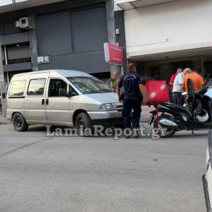 Τροχαίο με ντελιβερά στο κέντρο της Λαμίας - Στο νοσοκομείο διακομίστηκε ο δικυκλιστής