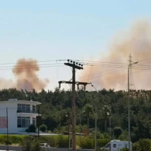 Πυρκαγιά στο Δερβένι Θεσσαλονίκης: Μήνυμα του 112 για καπνούς και ετοιμότητα – 7 εναέρια μέσα στη μάχη