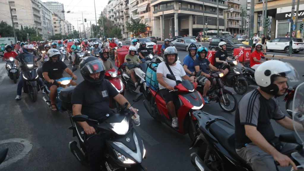 Μοτοπορεία με καπνογόνα στο κέντρο της Αθήνας από διανομείς, απέκλεισαν τη Φιλελλήνων και κατάστημα