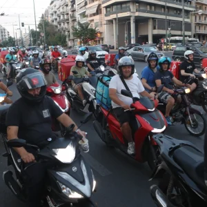 Μοτοπορεία με καπνογόνα στο κέντρο της Αθήνας από διανομείς, απέκλεισαν τη Φιλελλήνων και κατάστημα