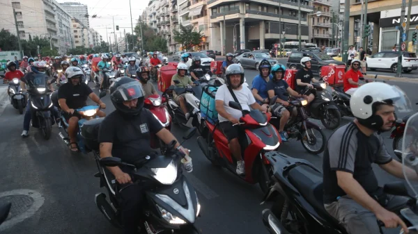 Μοτοπορεία με καπνογόνα στο κέντρο της Αθήνας από διανομείς, απέκλεισαν τη Φιλελλήνων και κατάστημα