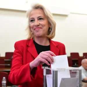 Εκλέγεται σήμερα πρόεδρος του ΣΥΡΙΖΑ η Δούρου: Η απόσυρση Πολάκη, η νέα γραμμή και οι ισορροπίες στην ΚΕ