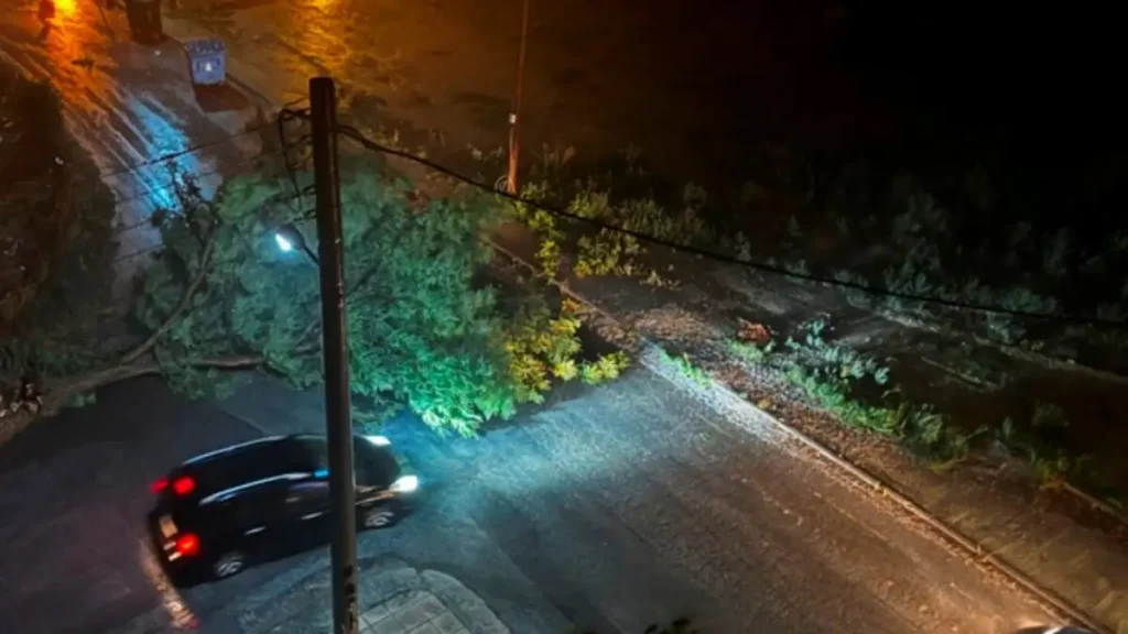 Δράμα: Ισχυρές καταιγίδες και πτώσεις δέντρων από την κακοκαιρία – Εγκλωβίστηκαν οδηγοί