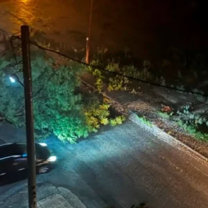 Δράμα: Ισχυρές καταιγίδες και πτώσεις δέντρων από την κακοκαιρία – Εγκλωβίστηκαν οδηγοί