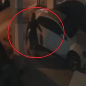 Βίντεο-ντοκουμέντο: Η στιγμή που ο δράστης αφήνει τον εκρηκτικό μηχανισμό έξω από την πολυκατοικία που μένει ο Σάββας Αναστασιάδης