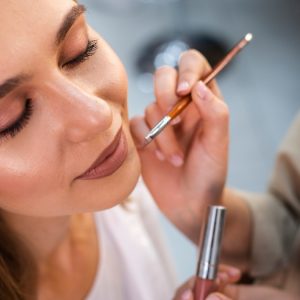 Το κατάστημα «Dust and Cream» στη Λαμία ζητά Πωλητή/τρια - Make Up Artist