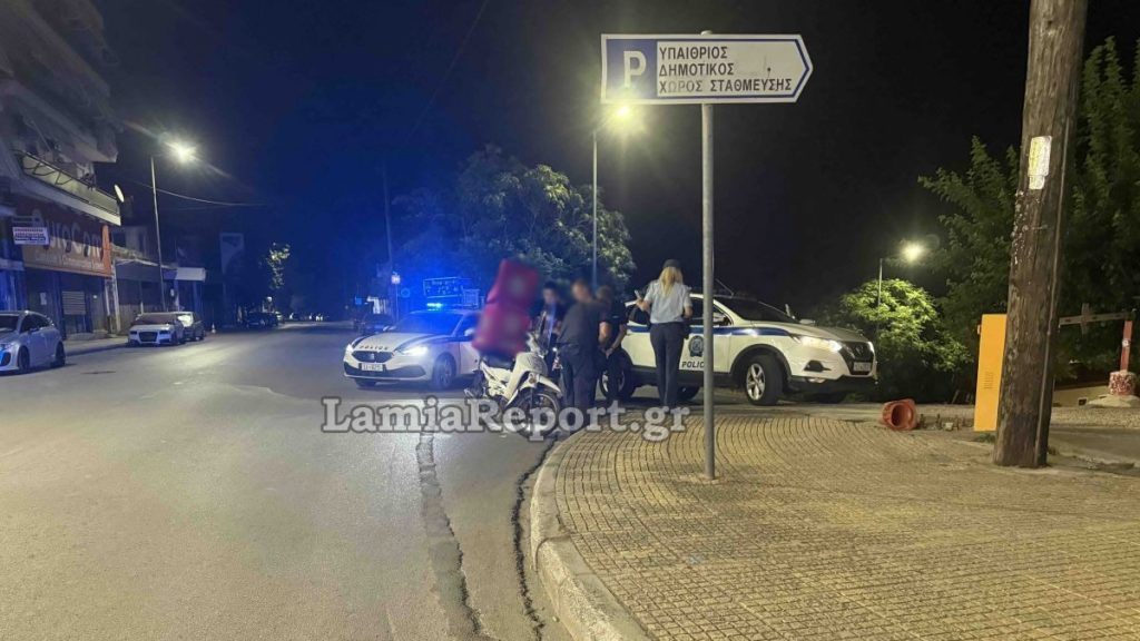 Λαμία: Τροχαίο με δύο μηχανάκια σε διασταύρωση - Στο νοσοκομείο ένας διανομέας