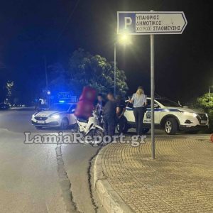 Λαμία: Τροχαίο με δύο μηχανάκια σε διασταύρωση - Στο νοσοκομείο ένας διανομέας