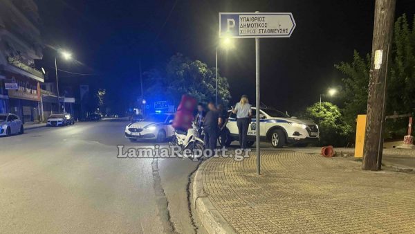 Λαμία: Τροχαίο με δύο μηχανάκια σε διασταύρωση - Στο νοσοκομείο ένας διανομέας