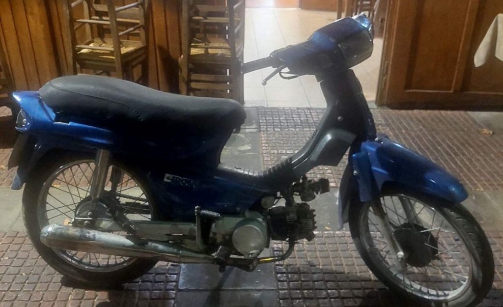 Λαμία: «Το πήρα για να πάω σπίτι», είπε με θράσος στους αστυνομικούς ο κλέφτης που πήρε το μηχανάκι του ντελιβερά από το κέντρο της πόλης