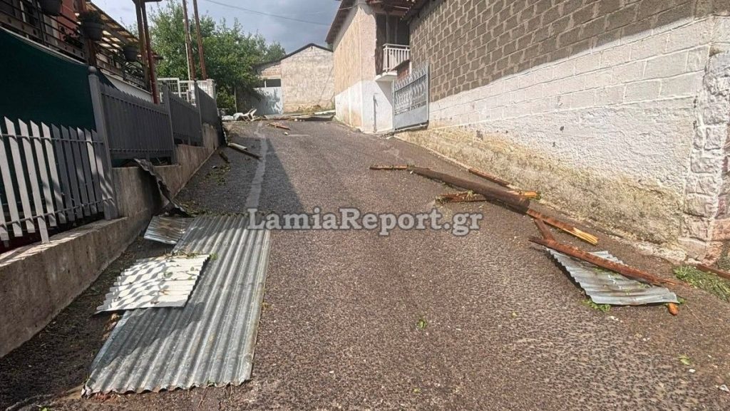 «Ξήλωσε» σκεπές σπιτιών και έριξε δέντρα το μπουρίνι στη δυτική Φθιώτιδα - Δείτε εικόνες
