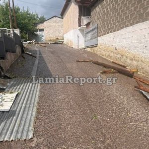 «Ξήλωσε» σκεπές σπιτιών και έριξε δέντρα το μπουρίνι στη δυτική Φθιώτιδα - Δείτε εικόνες