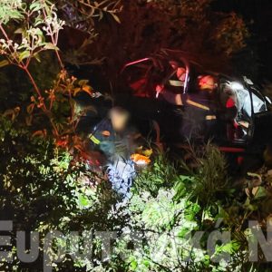 Σοβαρό τροχαίο με εκτροπή αυτοκινήτου σε ρέμα στο δρόμο για Προυσσό