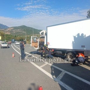 Φορτηγό παρέσυρε και τραυμάτισε εργαζόμενο στο δρόμο - Δείτε εικόνες