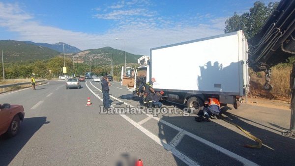 Φορτηγό παρέσυρε και τραυμάτισε εργαζόμενο στο δρόμο - Δείτε εικόνες