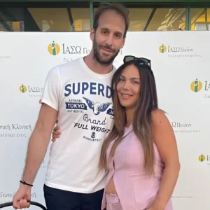 Η Ελεάνα Παπαϊωάννου πήρε εξιτήριο μετά τη γέννηση της κόρης της, η φωτογραφία έξω από το μαιευτήριο