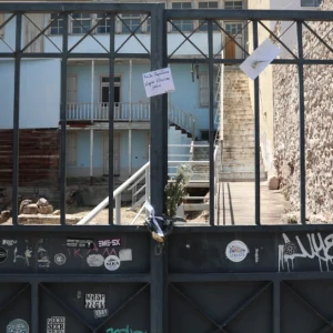 «Καλό ταξίδι κυρία Ελενίτσα μας»: Συγκινούν τα σημειώματα για τη Μάρω Κοντού έξω από το σπίτι που γυρίστηκε η ταινία «Η δε γυνή να φοβήται τον άνδρα»