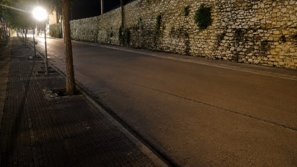 Στα σκοτάδια ο δρόμος μπροστά από το δημαρχείο Λαμίας