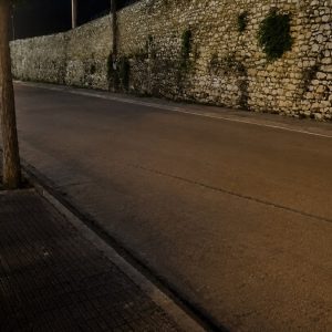 Στα σκοτάδια ο δρόμος μπροστά από το δημαρχείο Λαμίας